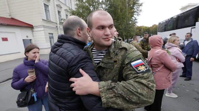 Reclutas rusos se despiden de familiares en una oficina de reclutamiento durante la movilización militar parcial de Rusia, en San Petersburgo, el 28 de septiembre de 2022. EFE/EPA/ANATOLY MALTSEV

