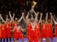 El alero de la selección española de baloncesto Rudy Fernández y sus compañeros, con el trofeo que les acredita vencedores del Mundial de Baloncesto de China 2019. EFE/Juan Carlos Hidalgo