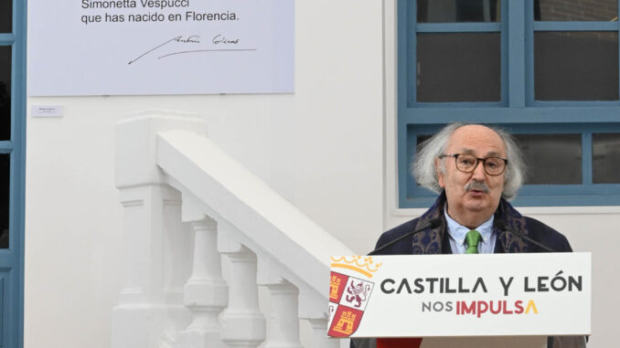 El poeta Antonio Colinas interviene durante la inauguración de la Casa de la Poesía, este lunes en La Bañeza (León). EFE/J.Casares
