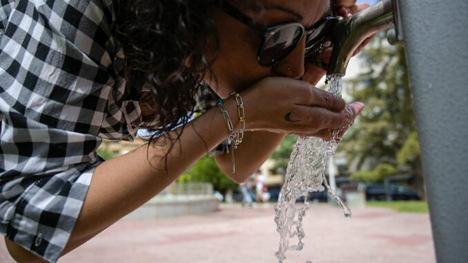 Una mujer bebe agua de una fuente en Ciudad Real, este jueves. EFE/Jesús Monroy
