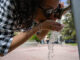 Una mujer bebe agua de una fuente en Ciudad Real, este jueves. EFE/Jesús Monroy