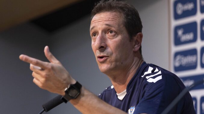 GRAFCAN9626. SANTA CRUZ DE TENERIFE, 28/04/2023.- El entrenador del CD Tenerife, Luis Miguel Ramis, durante la rueda de prensa que ofreció este viernes previa al partido contra el Leganés del próximo sábado en el estadio Heliodoro Rodriguez López. EFE/ Miguel Barreto
