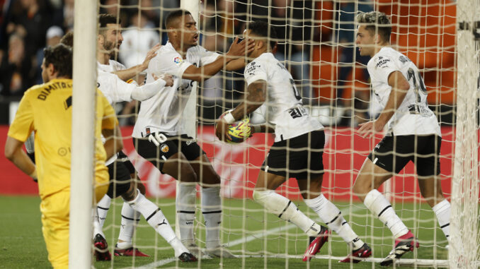 Los jugadores del Valencia celebra el primer gol del equipo valencianista durante el encuentro correspondiente a la jornada 27 de primera división disputado este lunes frente al Rayo Vallecano en el estadio de Mestalla, en Valencia. EFE / Kai Forsterling.
