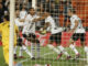 Los jugadores del Valencia celebra el primer gol del equipo valencianista durante el encuentro correspondiente a la jornada 27 de primera división disputado este lunes frente al Rayo Vallecano en el estadio de Mestalla, en Valencia. EFE / Kai Forsterling.