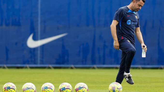 El técnico del FC Barcelona, Xavi Hernández, durante el entrenamiento que ha realizado la plantilla barcelonista para preparar el partido de liga que disputarán ante el Real Betis Balonpié en el Spotify Camp Nou.EFE/Enric Fontcuberta
