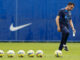 El técnico del FC Barcelona, Xavi Hernández, durante el entrenamiento que ha realizado la plantilla barcelonista para preparar el partido de liga que disputarán ante el Real Betis Balonpié en el Spotify Camp Nou.EFE/Enric Fontcuberta