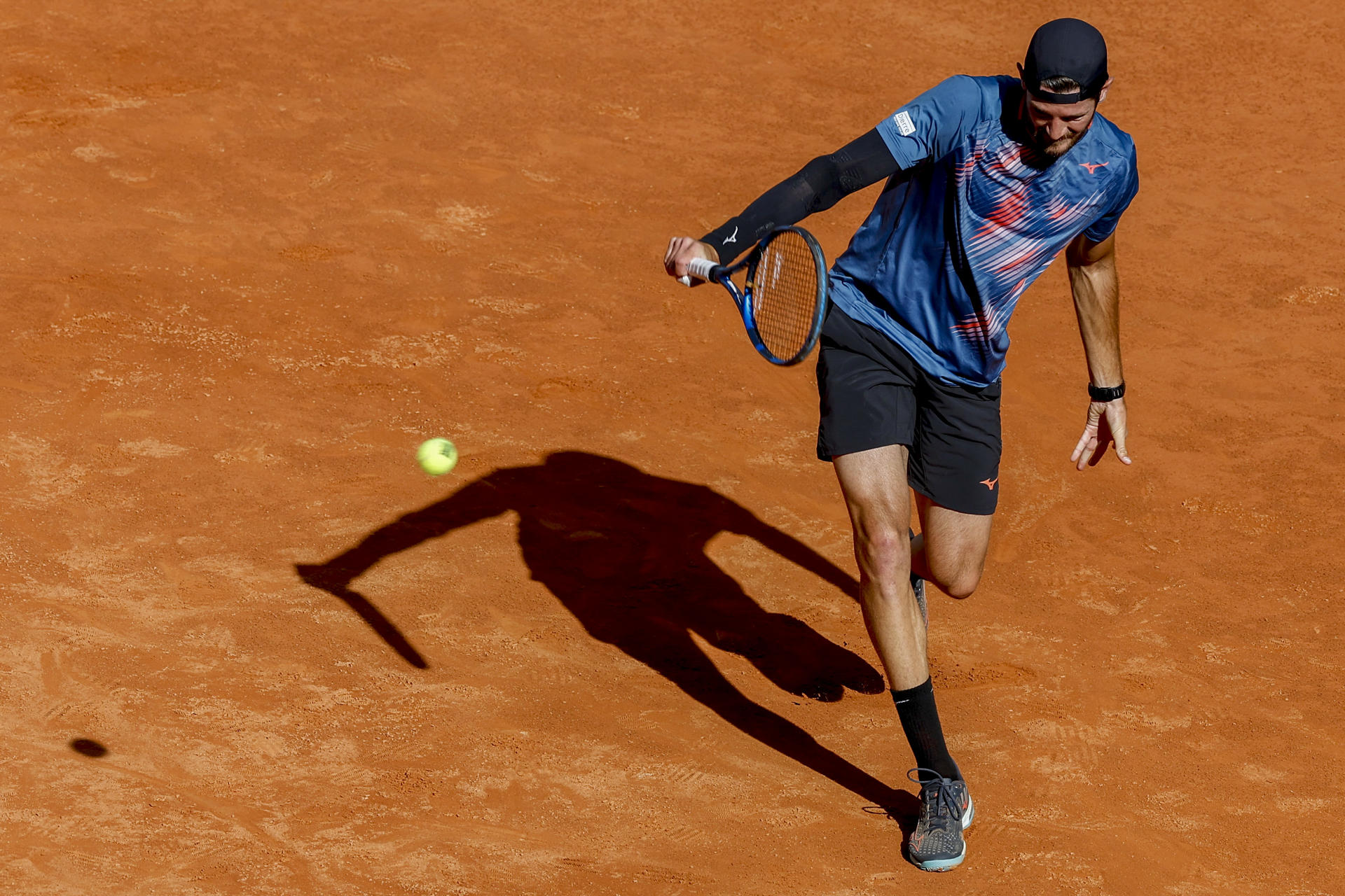 El tenista italiano Andrea Vavassori devuelve la bola al británico Andy Murray durante su encuentro de la ronda de 128 del Mutua Madrid Open, en la Caja Mágica, en Madrid. EFE/Chema Moya
