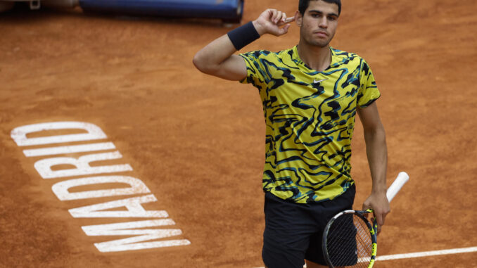 El tenista español Carlos Alcaraz reacciona ante el finlandés Emil Ruusuvuori durante el partido de la ronda 64 del torneo Masters 1000 Mutua Madrid Open de tenis que disputaron este viernes en Madrid. EFE/ Juanjo Martín
