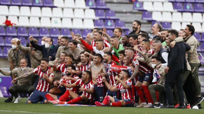 Los jugadores del Atlético de Madrid celebran el título de Liga 2020-21, el pasado 22 de mayo en Valladolid. EFE/Ballesteros
