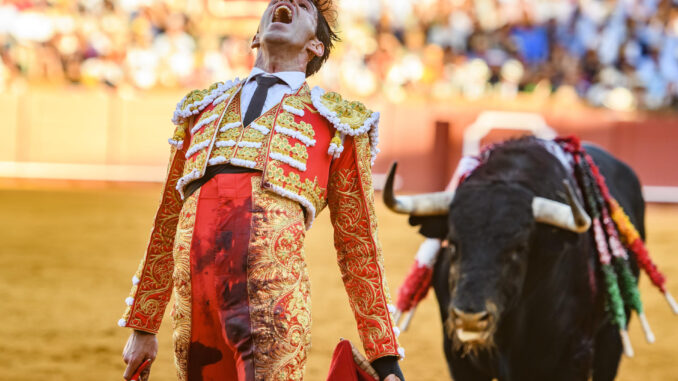 El diestro Alejandro Talavante en la lidia a su segundo toro, esta tarde en la Plaza de la Maestranza de Sevilla, durante el ciclo continuado da festejos de la Feria de Abril. EFE/Raúl Caro
