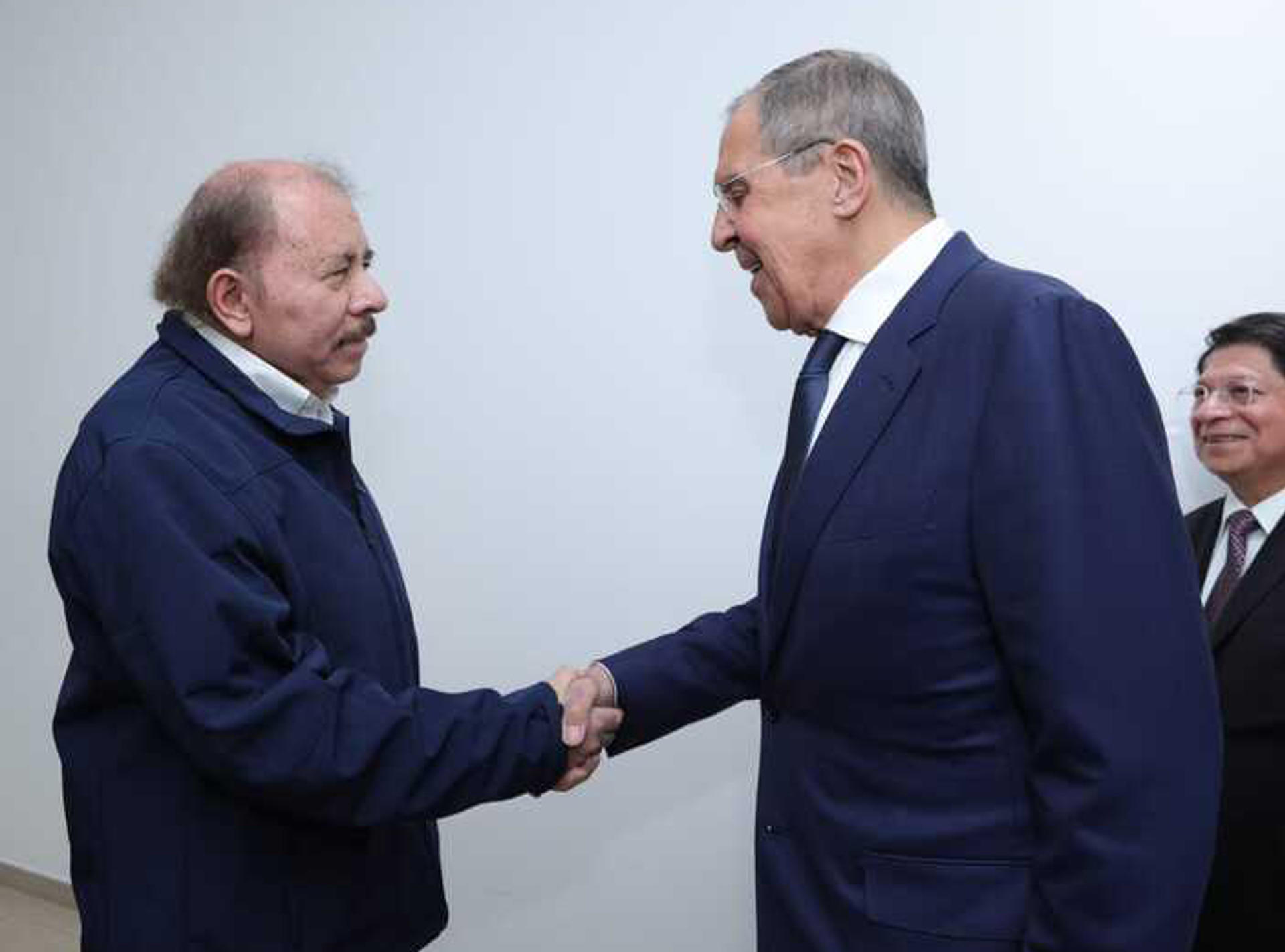 Fotografía cedida por Presidencia de Nicaragua, que muestra al presidente de Nicaragua, Daniel Ortega (i), mientras saluda al ministro de Asuntos Exteriores de Rusia, Serguéi Lavrov (d), durante una reunión este 19 de abril de 2023 en Managua (Nicaragua). EFE/Presidencia de Nicaragua
