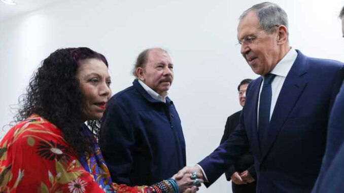 Fotografía cedida por Presidencia de Nicaragua, que muestra al ministro de Asuntos Exteriores de Rusia, Serguéi Lavrov (d), mientras saluda a la vicepresidenta de Nicaragua, Rosario Murillo (d), junto al presidente Nicaragua, Daniel Ortega (c), durante una reunión este 19 de abril de 2023 en Managua (Nicaragua). EFE/Presidencia de Nicaragua
