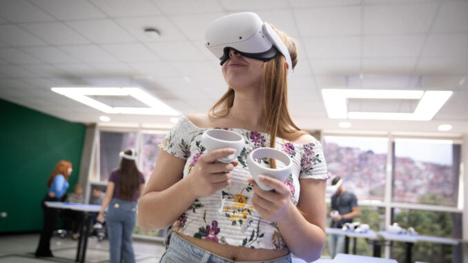 Una estudiante usa equipos en la sala de realidad virtual de la Universidad Católica Andrés Bello en Caracas (Venezuela). EFE/ Rayner Peña R.
