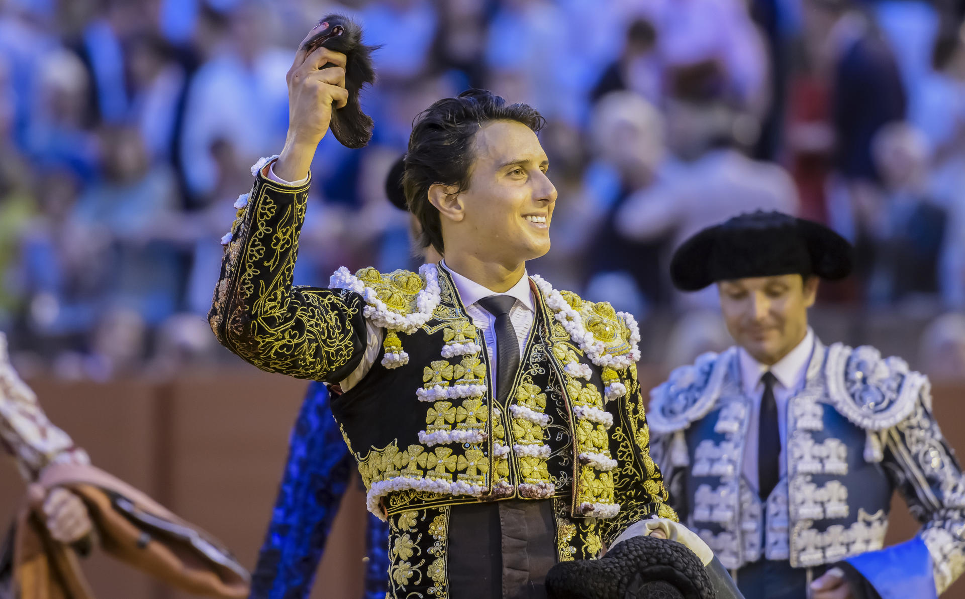 El diestro peruano Roca Rey tras cortar una oreja a su segundo toro, este viernes en la Real Maestranza de Sevilla. EFE/ Raúl Caro
