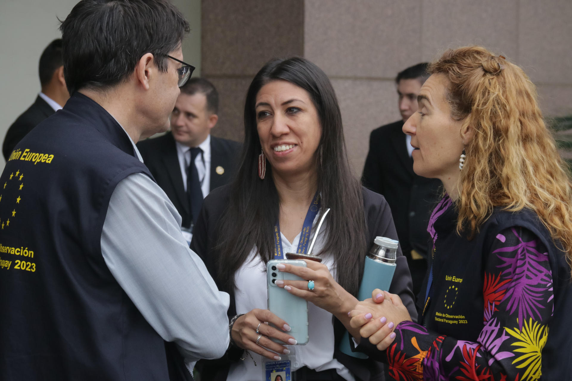 Un grupo de veedores de la MOE UE se reúnen en un hotel en Asunción (Paraguay).  EFE/ Rubén Peña
