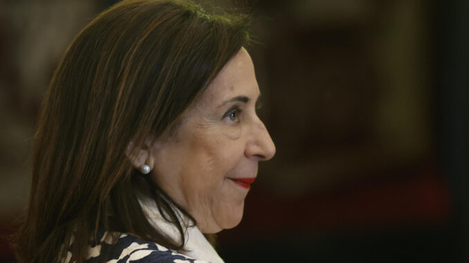 La ministra de Defensa española, Margarita Robles durante la firma del contrato del programa del Futuro Sistema Aéreo de Combate (FCAS/NWGS) en un acto celebrado en el cuartel general del ejército del Aire y del Espacio. EFE/ Javier Lizón
