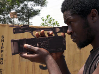 El festival de Cine Africano de Tarifa y Tánger (FCAT) inaugura mañana su 20 edición, en la que ofrecerá 60 películas. La imagen es un fotograma de una de ellas, "El cementerio del cine", de Thierno Souleymane Diallo. EFE/FCAT //SOLO USO EDITORIAL/SOLO DISPONIBLE PARA ILUSTRAR LA NOTICIA QUE ACOMPAÑA (CRÉDITO OBLIGATORIO)//