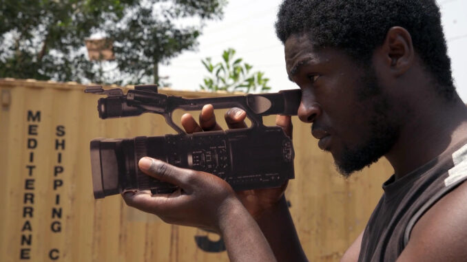 El festival de Cine Africano de Tarifa y Tánger (FCAT) inaugura mañana su 20 edición, en la que ofrecerá 60 películas. La imagen es un fotograma de una de ellas, "El cementerio del cine", de Thierno Souleymane Diallo. EFE/FCAT //SOLO USO EDITORIAL/SOLO DISPONIBLE PARA ILUSTRAR LA NOTICIA QUE ACOMPAÑA (CRÉDITO OBLIGATORIO)//
