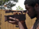 El festival de Cine Africano de Tarifa y Tánger (FCAT) inaugura mañana su 20 edición, en la que ofrecerá 60 películas. La imagen es un fotograma de una de ellas, "El cementerio del cine", de Thierno Souleymane Diallo. EFE/FCAT //SOLO USO EDITORIAL/SOLO DISPONIBLE PARA ILUSTRAR LA NOTICIA QUE ACOMPAÑA (CRÉDITO OBLIGATORIO)//