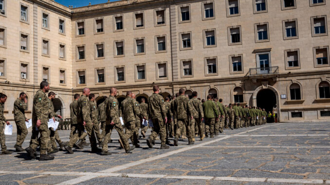 Acto de despedida del contingente ucraniano, celebrado este lunes en la Academia de Infantería de Toledo. EFE/Ismael Herrero
