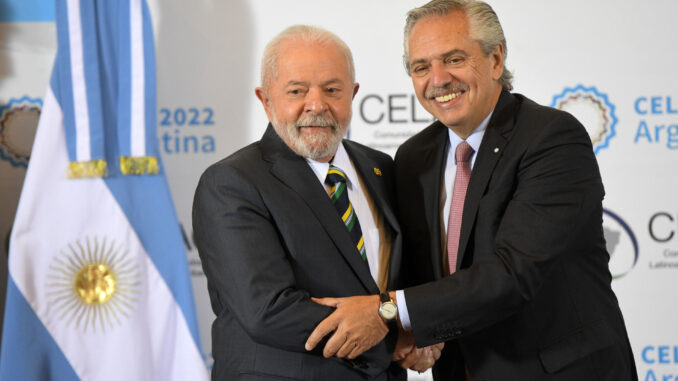 El presidente de Argentina, Alberto Fernández (d), posa con el presidente de Brasil, Luiz Inácio Lula da Silva, en una imagen de archivo. EFE/ Enrique García Medina
