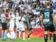 El delantero brasileño del Real Madrid Vinícius Jr. protesta la cartulina amarilla que le saca el árbitro Cuadra Fernández durante el encuentro correspondiente a la jornada 32 de LaLiga Santander que Real Madrid y UD Almería disputan en el Santiago Bernabéu, en Madrid. EFE/ Rodrigo Jiménez