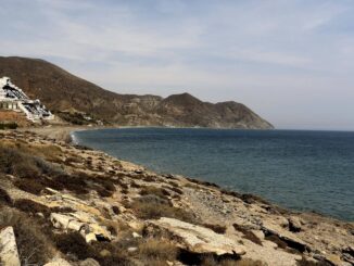 Vista de la playa y del hotel de El Algarrobico, en el parque natural de Cabo de Gata perteneciente al municipio almeriense de Carbonera. EFE/Carlos Barba