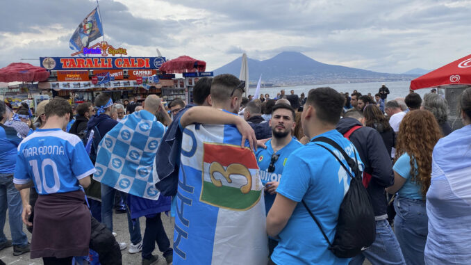 Aficionados del Nápoles siguen el partido ante la Salernitana en el paseo marítimo con el Vesubio al fondo. La fiesta de Nápoles tiene que esperar. Los azzurri, que tras la derrota de la Lazio en Milán necesitaban un triunfo para ganar el tercer scudetto de su historia en el Maradona, no pasaron del 1-1 ante la Salernitana. EFE/Antonello Nusca
