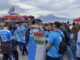 Aficionados del Nápoles siguen el partido ante la Salernitana en el paseo marítimo con el Vesubio al fondo. La fiesta de Nápoles tiene que esperar. Los azzurri, que tras la derrota de la Lazio en Milán necesitaban un triunfo para ganar el tercer scudetto de su historia en el Maradona, no pasaron del 1-1 ante la Salernitana. EFE/Antonello Nusca