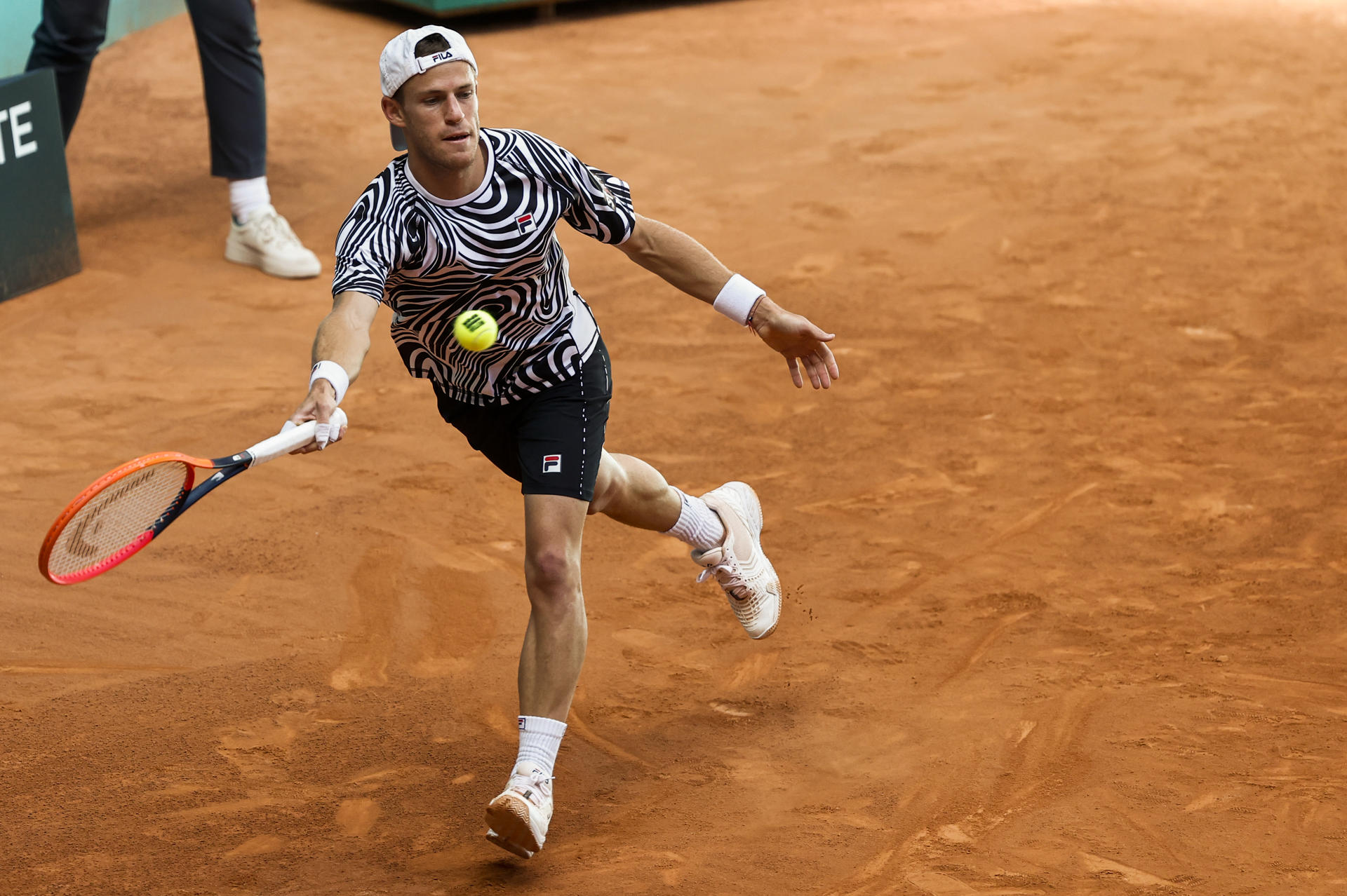 El tenista argentino Diego Schwartzman devuelve una bola al francés Hugo Grenier durante su encuentro de las primeras rondas del Mutua Madrid Open que se celebra en la Caja Mágica. EFE/ Sergio Pérez
