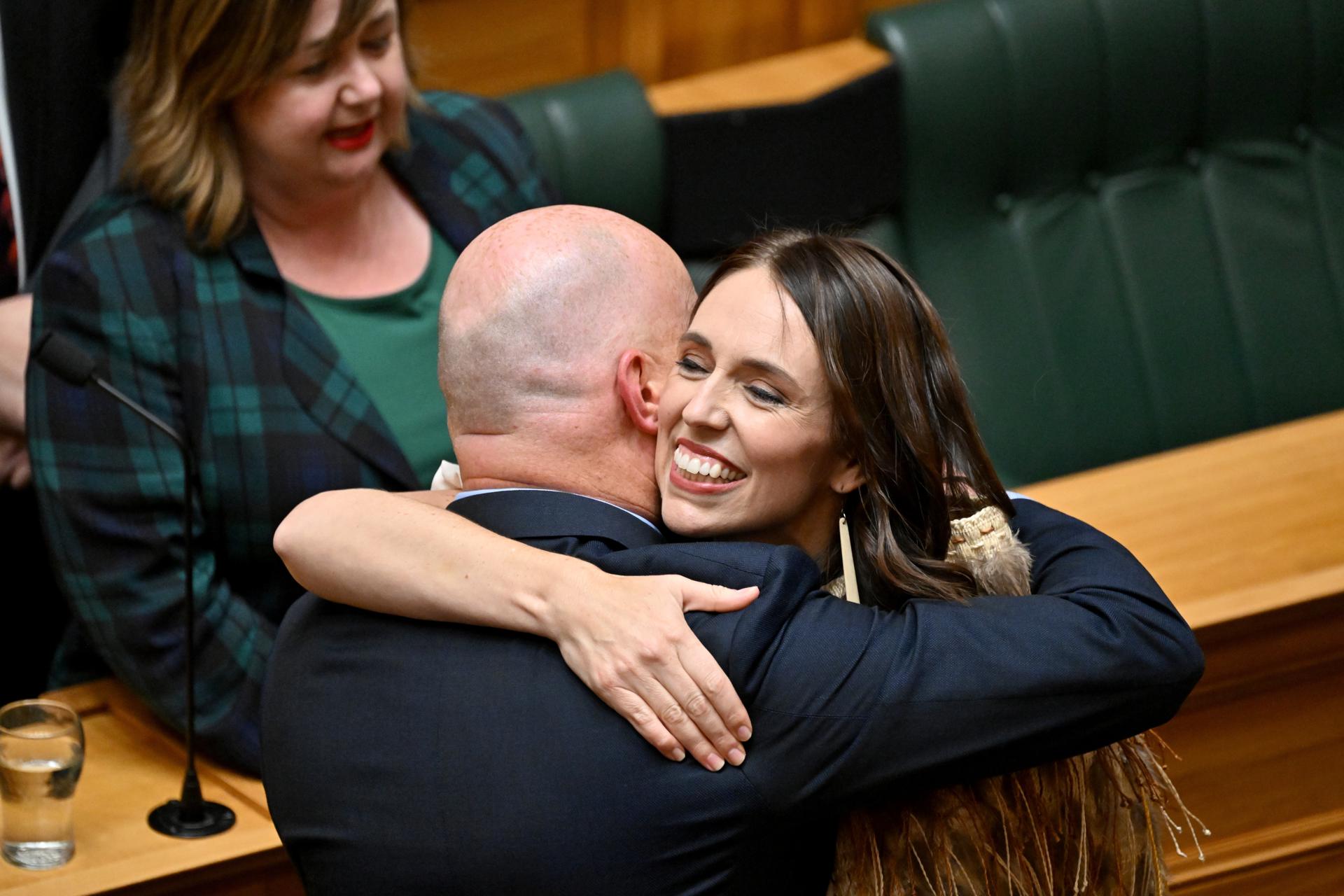 El líder del Partido Nacional, Christopher Luxon, abraza a la ex primera ministra de Nueva Zelanda, Jacinda Ardern, después de su discurso de despedida en el Parlamento, en Wellington. EFE/EPA/MASANORI UDAGAWA AUSTRALIA AND NEW ZEALAND OUT
