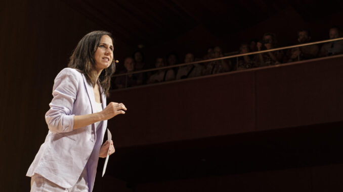 La ministra de Derechos Sociales y secretaria general de Podemos, Ione Belarra, participa este domingo en un acto de precampaña con los candidatos de la coalición Unidas Sí Podemos al Gobierno de Canarias, el Cabildo de Gran Canaria y el Ayuntamiento de Las Palmas. EFE/Ángel Medina G.
