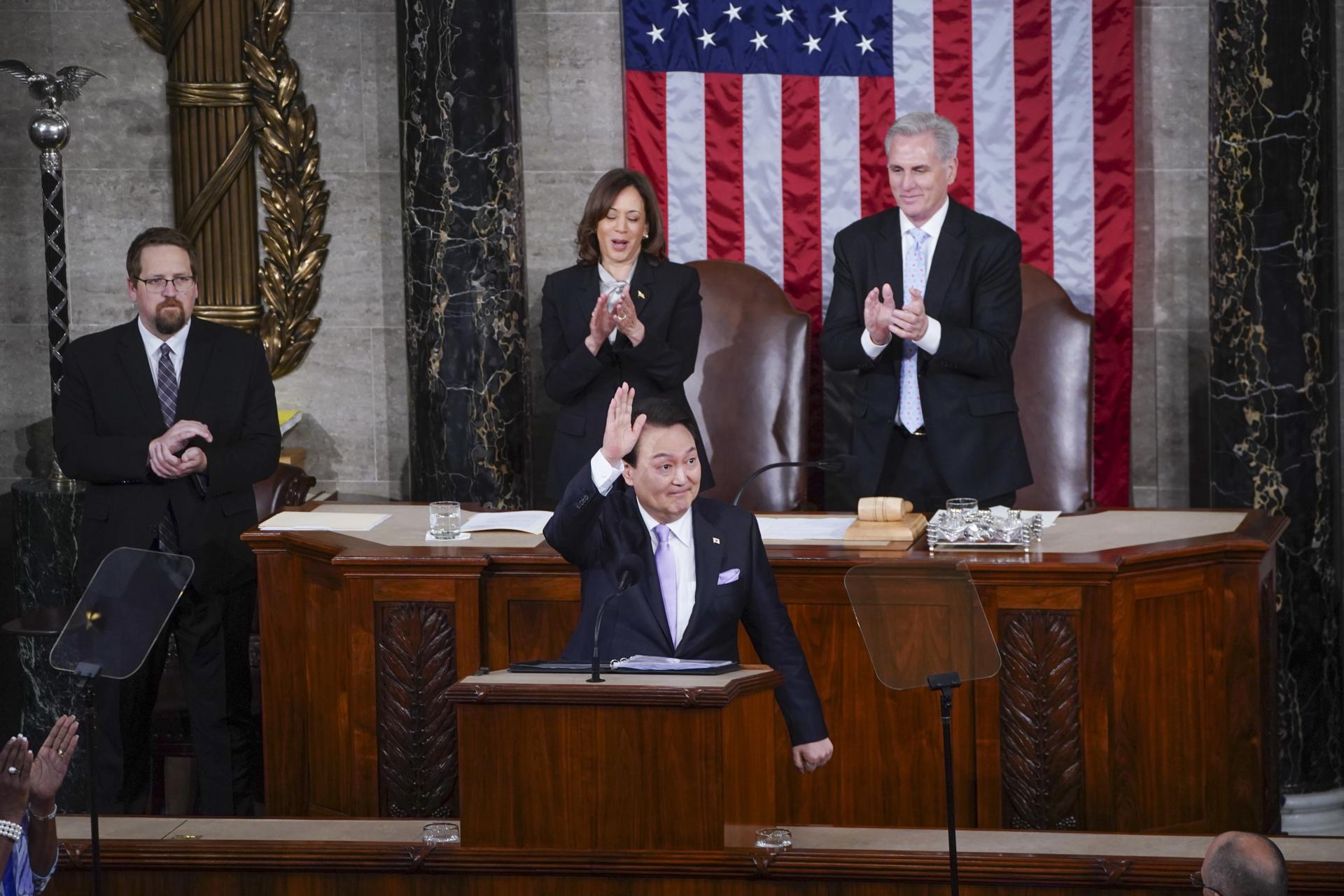 El presidente de Corea del Sur Yoon Suk Yeol (c), el presidente de la Cámara de Representantes Kevin McCarthy y la vicepresidenta de EE.UU. Kamala Harris pronuncian un discurso ante el Congreso de EE.UU., en Washington (EE.UU.). EFE/EPA/WILL OLIVER
