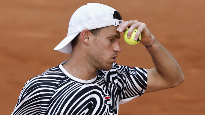 El tenista argentino Diego Schwartzman durante su encuentro ante el francés Hugo Grenier correspondiente a las primeras rondas del Mutua Madrid Open que se celebra en la Caja Mágica. EFE/ Sergio Pérez
