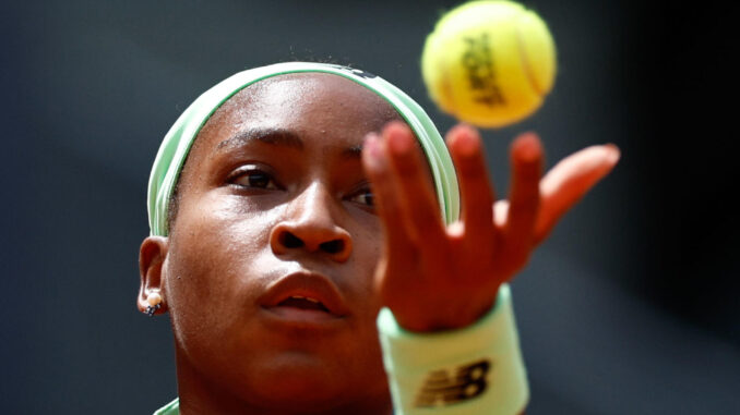 La tenista estadounidense Coco Gauff realiza un saque ante la española I. Burillo Escorihuela durante el partido que enfrentó a ambas en las primeras rondas del Mutua Madrid Open en la Caja Mágica en Madrid. EFE/ Rodrigo Jiménez
