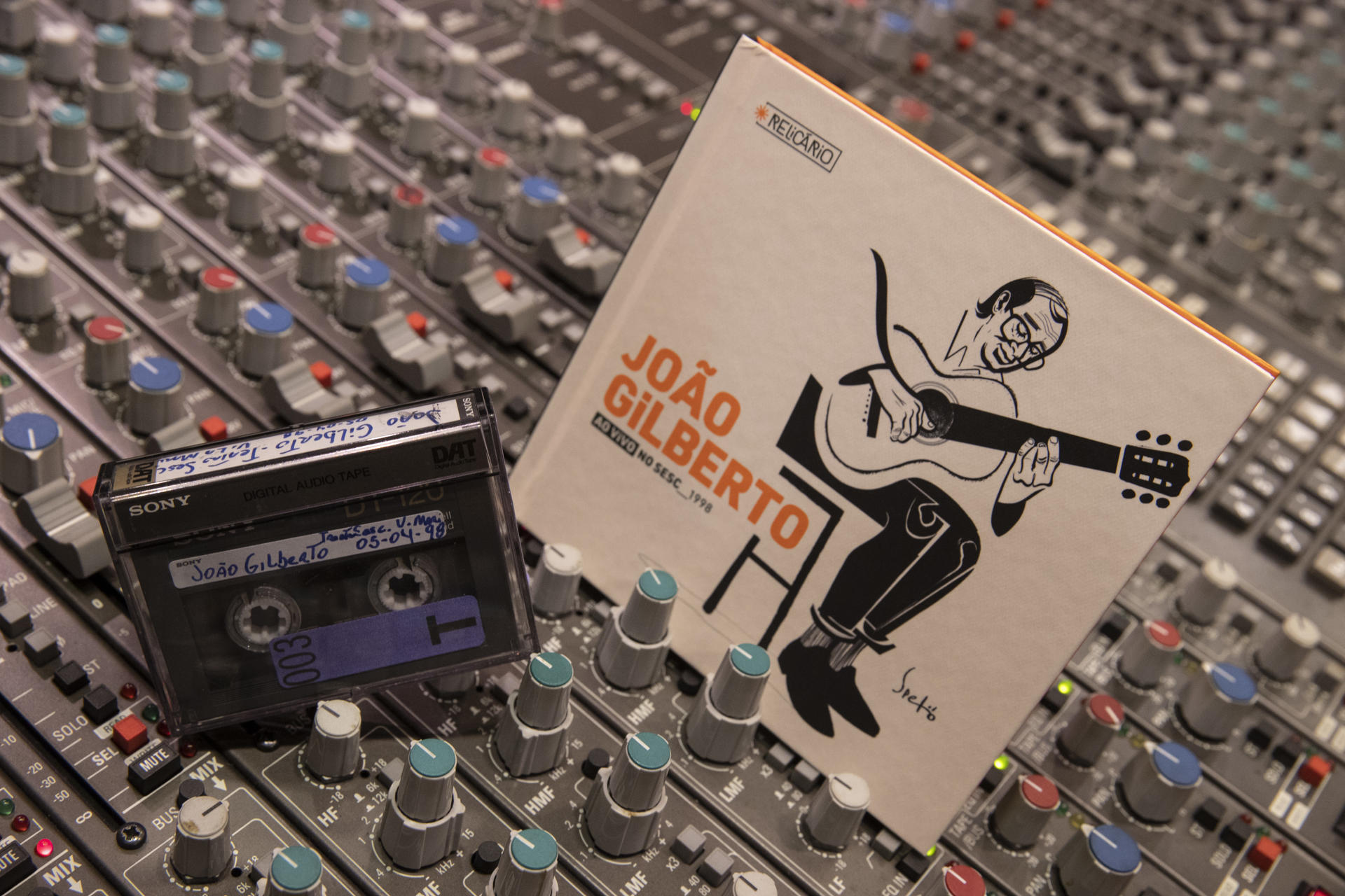 Fotografía del recién lanzado disco sobre la grabación inédita del concierto de Joao Gilberto en el Teatro Sesc Vila Mariana en Sao Paulo (Brasil). EFE/ Sebastiao Moreira
