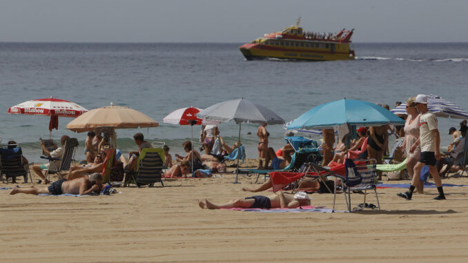 Varias personas disfrutan del buen tiempo en la playa de Benidorm, Alicante este viernes. EFE/ Morell
