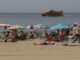 Varias personas disfrutan del buen tiempo en la playa de Benidorm, Alicante este viernes. EFE/ Morell