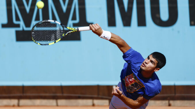 El tenista español Carlos Alcaraz durante un entrenamiento en la Caja Mágica en Madrid, en el marco del Masters 1000 de Madrid. EFE/ Rodrigo Jiménez
