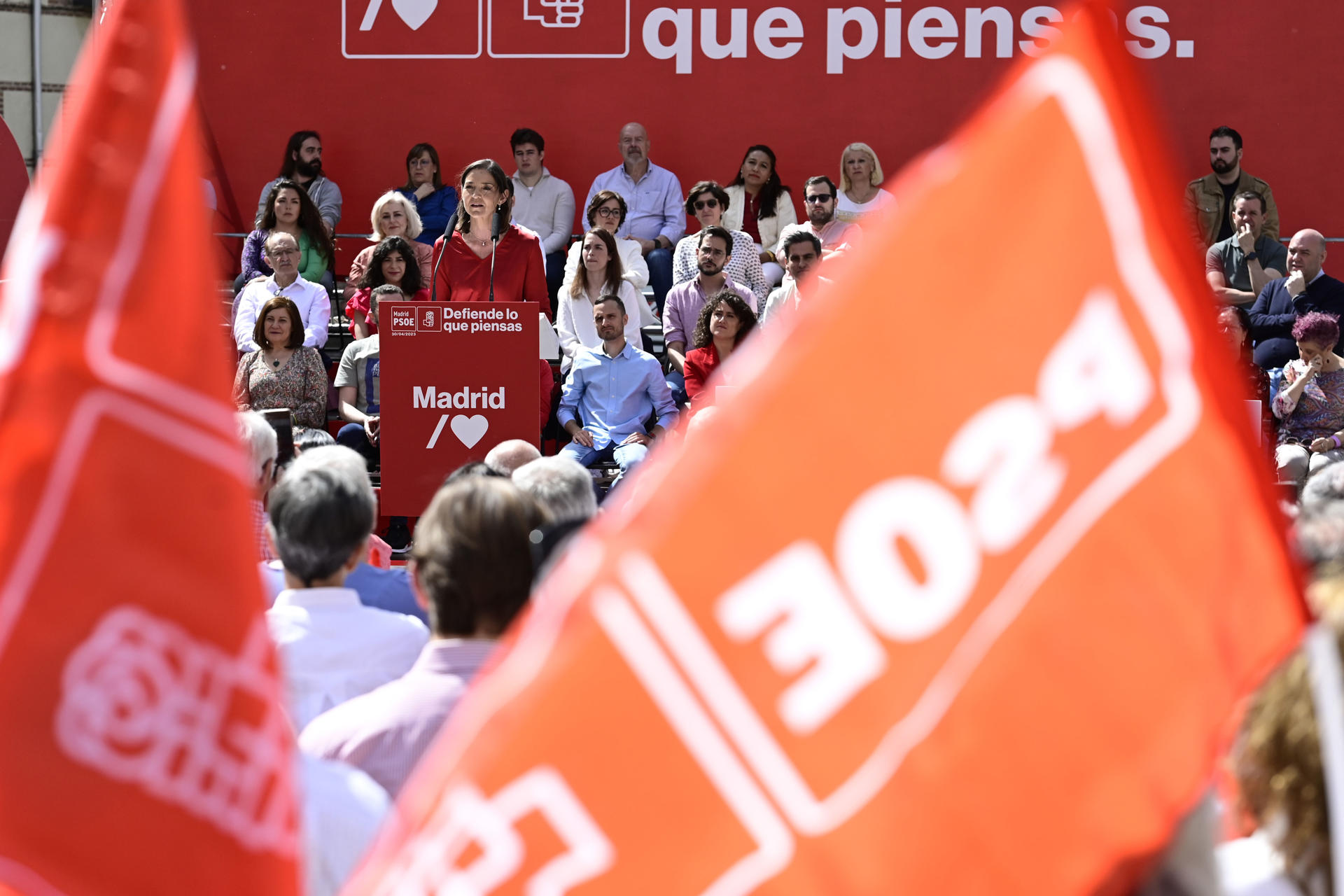 La candidata a la alcaldía de Madrid, Reyes Maroto, interviene durante la presentación de la candidatura del PSOE a la alcaldía de la capital, este domingo en la Plaza de la Villa. EFE/Víctor Lerena
