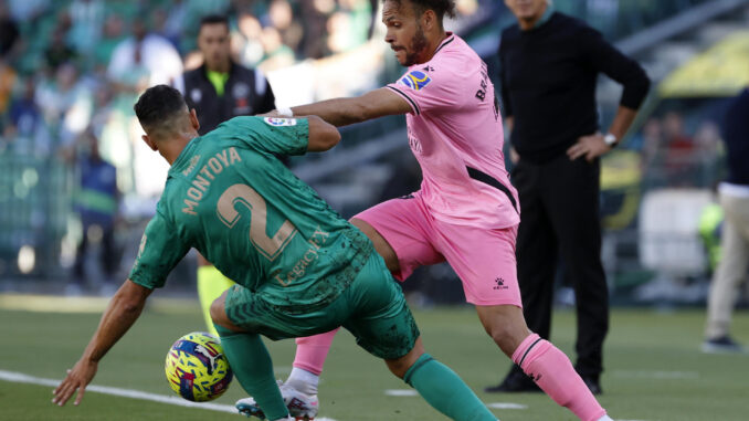 Martín Montoya disputa un balón con el delantero del Espanyol Martin Braithwaite, durante el encuentro de su reaparición con el Betis. EFE/Julio Muñoz
