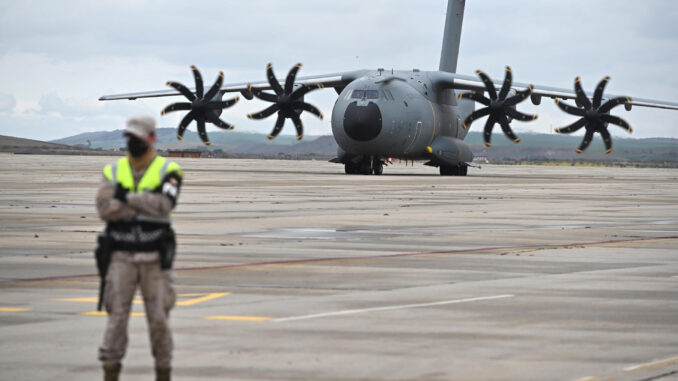 Vista de un avión A400M en la base aérea de Torrejón de Ardoz. EFE/ Fernando Villar
