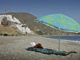 Vista aérea de la playa del Algarrobico, en el parque natural de Cabo de Gata Níjar, con el hotel del Algarrobico detrás. EFE/Jose Manuel Vidal.