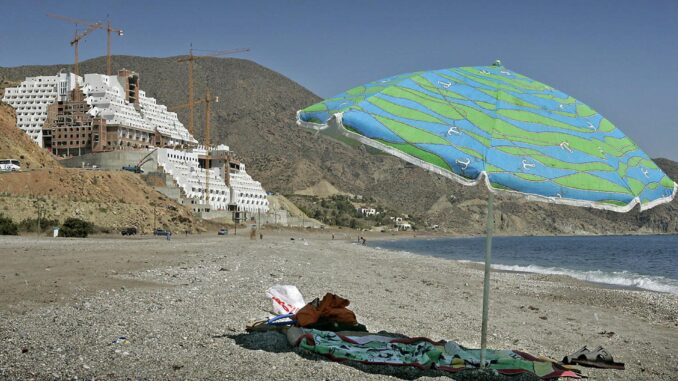 Vista aérea de la playa del Algarrobico, en el parque natural de Cabo de Gata Níjar, con el hotel del Algarrobico detrás. EFE/Jose Manuel Vidal.
