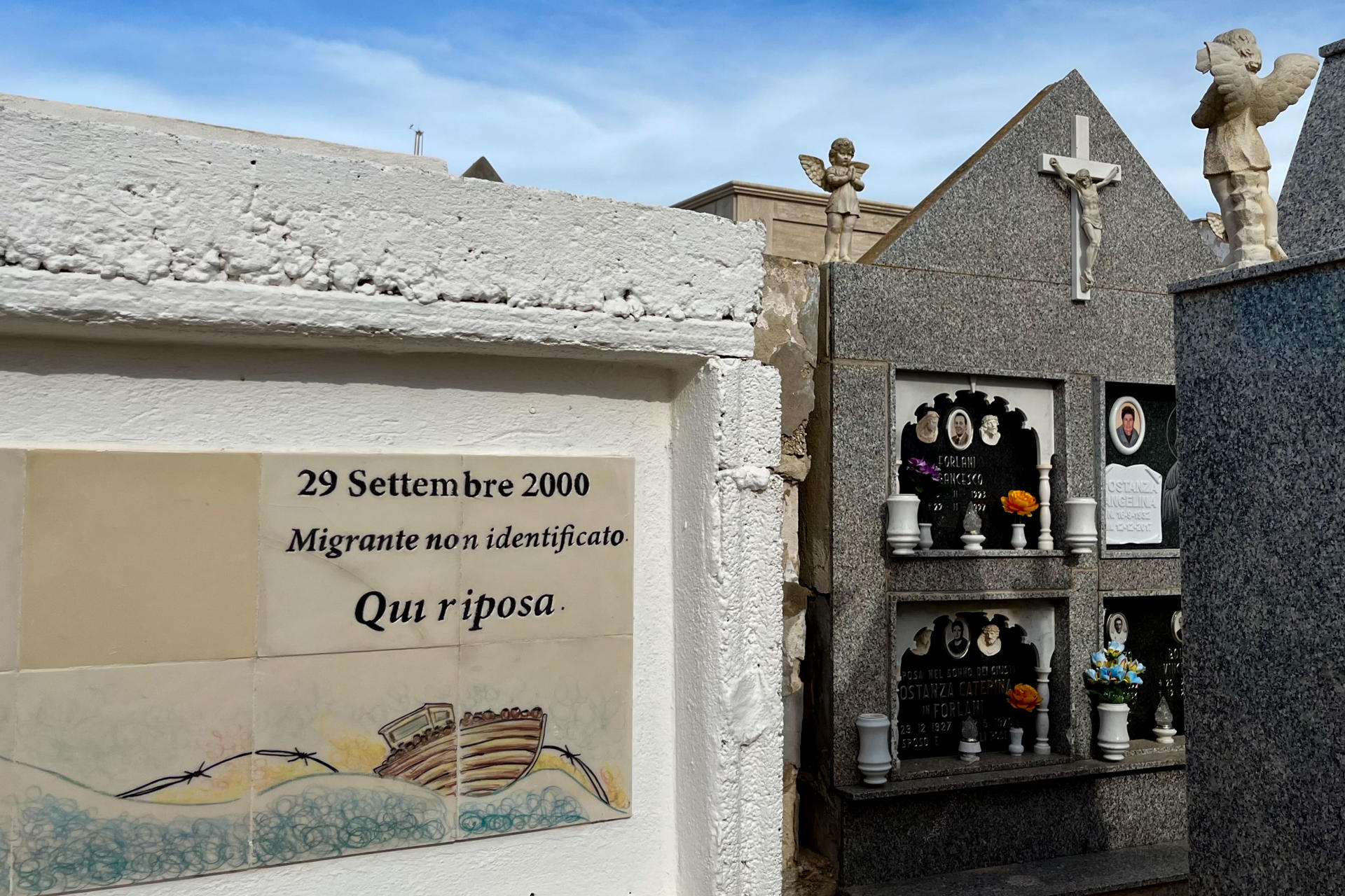 Tumba en el cementerio de la isla italiana de Lampedusa de un inmigrante sin identificar, muerto en el Mediterráneo central. EFE/Gonzalo Sánchez
