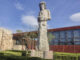 Una escultura en granito de seis metros de altura y 15 toneladas del primer rey de Portugal, Afonso Henriques, conocido en España como Alfonso I de Portugal, se ha instalado en Zamora, la ciudad donde fue nombrado caballero, tras la polémica y las críticas que generó su fisonomía en las redes sociales durante la exposición previa de la estatua en la ciudad lusa de Coimbra. EFE/Alberto Ferreras