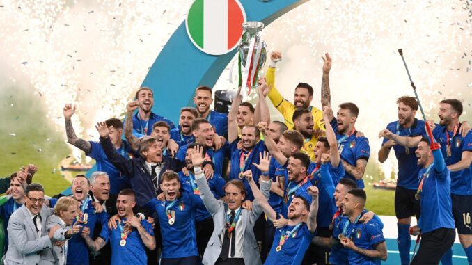 Los jugadores italianos celebran la victoria ante Inglaterra, al término del partido de la Eurocopa 2020 en una foto de archivo, EFE/EPA/Facundo Arrizabalaga
