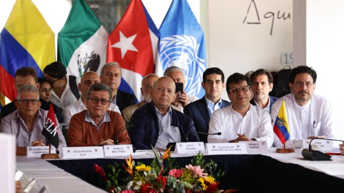 Fotografía de archivo fechada el 21 de enero de 2023 que muestra, desde la izquierda, a los representantes del Ejército Nacional de Liberación (ELN) Aureliano Carbonell y Pablo Beltrán y por el Gobierno de Colombia Otty Patiño, Danilo Rueda e Iván Cepeda mientras participan en una declaración conjunta, en Caracas (Venezuela). EFE/ Rayner Peña
