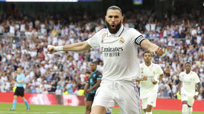 El delantero del Real Madrid Karim Benzema celebra su gol, primero del equipo blanco ante el Almería, en el encuentro correspondiente a la jornada 32 de LaLiga Santander que Real Madrid y UD Almería disputan en el Santiago Bernabéu, en Madrid. EFE/Rodrigo Jiménez
