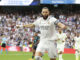 El delantero del Real Madrid Karim Benzema celebra su gol, primero del equipo blanco ante el Almería, en el encuentro correspondiente a la jornada 32 de LaLiga Santander que Real Madrid y UD Almería disputan en el Santiago Bernabéu, en Madrid. EFE/Rodrigo Jiménez